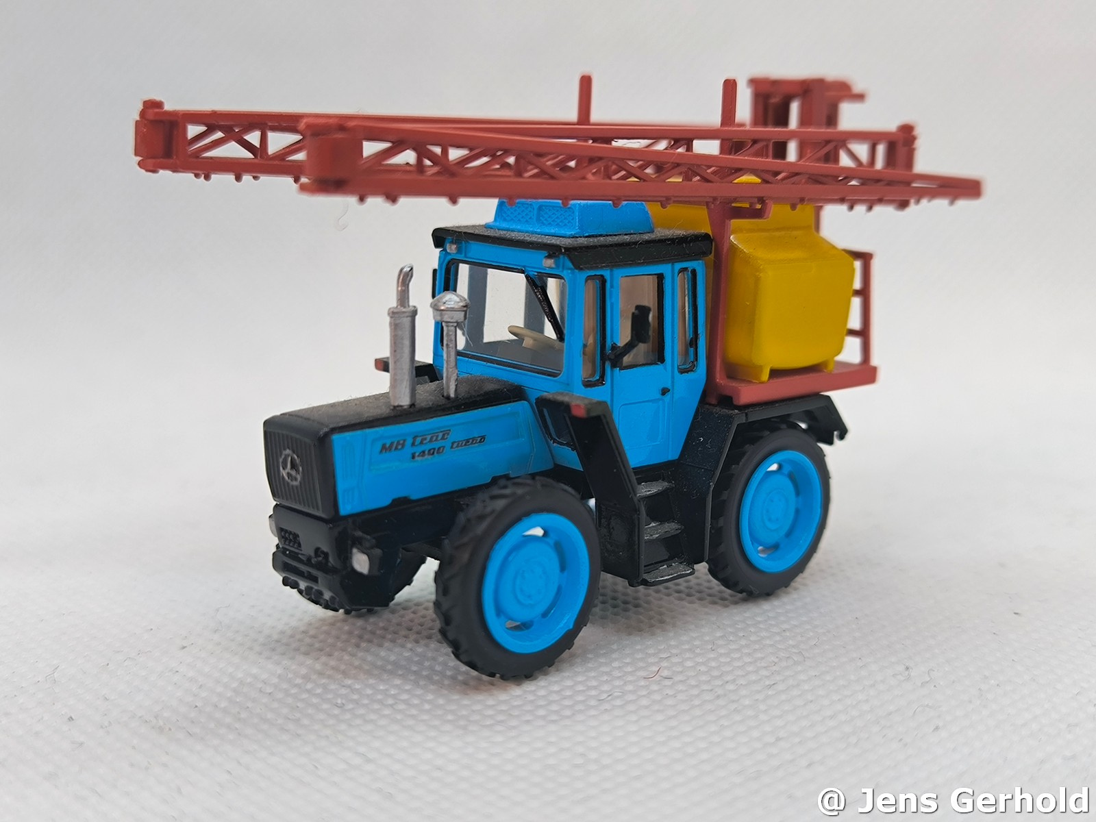 MB Trac 1400 mit Großflächenspritze